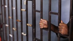 الأردن: توقيف محققين مع شاب توفي بمركز أمن