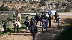 الاحتلال يحتجز مواطنين من طوباس