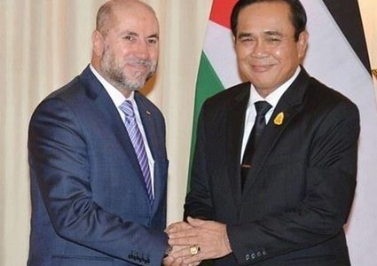 الهباش يلتقي رئيس وزراء تايلاند ويسلمه دعوة رسمية لزيارة فلسطين