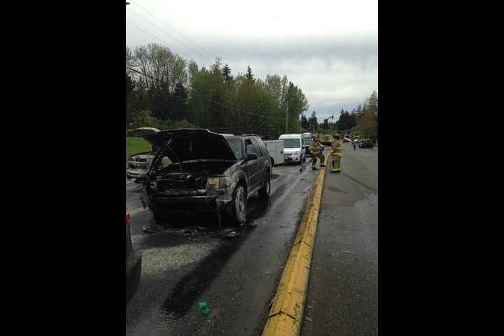 طائرة ترتطم بأسلاك الكهرباء وتقع بين السيارات