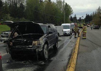 طائرة ترتطم بأسلاك الكهرباء وتقع بين السيارات