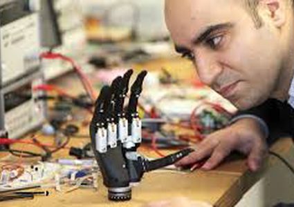 علماء يطورون يد آلية وقادرة على الإمساك بالأشياء