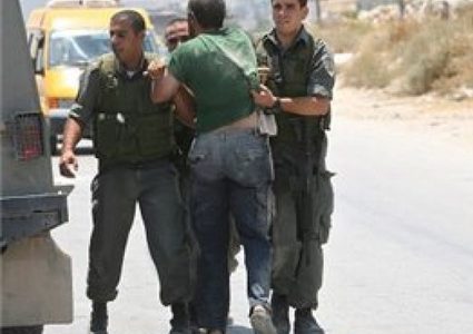 قوات الاحتلال تعتقل أسيراً محرراً على حاجز حوارة