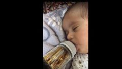 طفل يرضع من ببرونة مملوئة بالرصاص " فيديو"