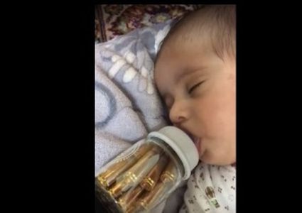 طفل يرضع من ببرونة مملوئة بالرصاص " فيديو"