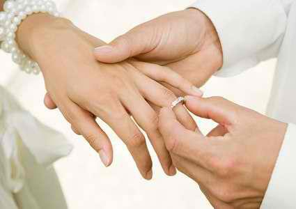 لماذا يعزف الشباب الغزي عن الزواج؟