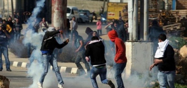 الخليل: إصابة شاب برصاص الاحتلال