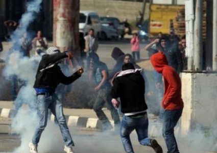 الخليل: إصابة شاب برصاص الاحتلال