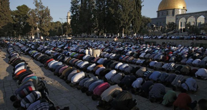 آلاف المواطنين يؤدون صلاة الجمعة بالقدس