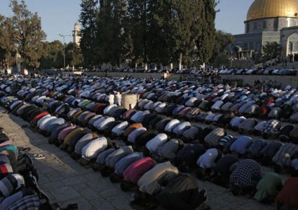 آلاف المواطنين يؤدون صلاة الجمعة بالقدس