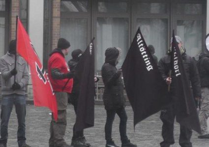 صورة عالمية لفتاة تواجه نازيين جدد في تظاهرة في التشيك