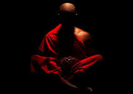 راهب بوذي يعتدي بالضرب على امرأة" فيديو"