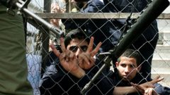 أربعة أسرى يدخلون أعواما جديدة في السجون بينهم أسير مؤبد