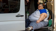 "أضخم شاب في العالم" يبدأ رحلة العلاج