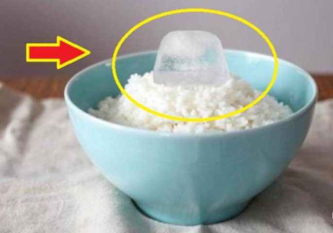 ضع قطعة ثلج على الأرز قبل تسخينه والنتيجة مذهلة!
