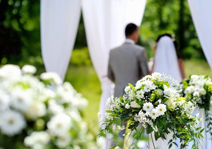 عريس يستأجر 200 شخص لحضور زفافه