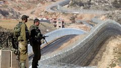 الاحتلال يقيم جدارا أمنيا على الحدود اللبنانية