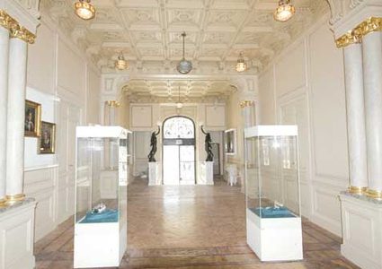 ألمانيا: سرقة تاج مرصع بـ367 ماسة