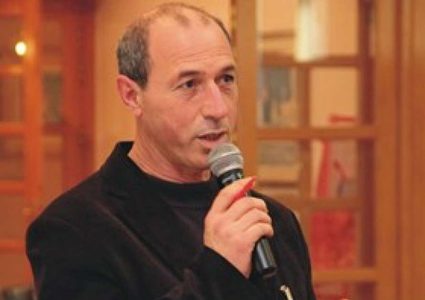 مطالبات برفع حظر السفر عن الصحفي عمر نزال