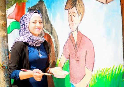 هناء حمش... تجسد الواقع الغزي بريشتها