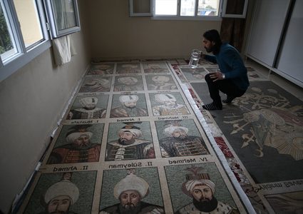 فنان سوري يرسم شخصيات تركية وسلاطين بالفسيفساء