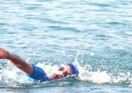 ماذا يحتوي الماء الذي نبتلعه أثناء السباحة؟