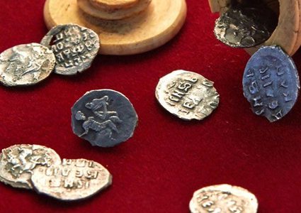 العثور على كنز قديم في روسيا بالصدفة