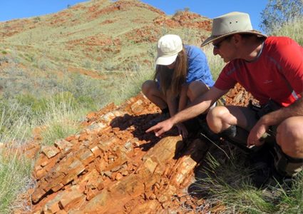 عمر الحياة على الأرض 3.4 مليار سنة