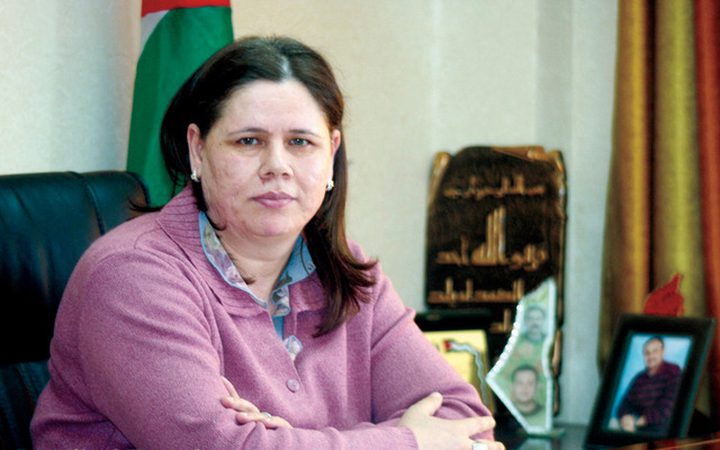 فدوى البرغوثي: الصليب الأحمر يزور زوجي في عزله