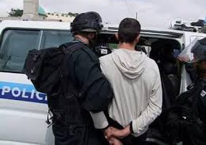 الاحتلال يعتقل شابا بادّعاء رفعه سكينًا على إسرائيلي