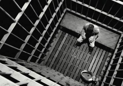 العزل الإنفرادي ...حكاية الألآم في مقابر الأحياء