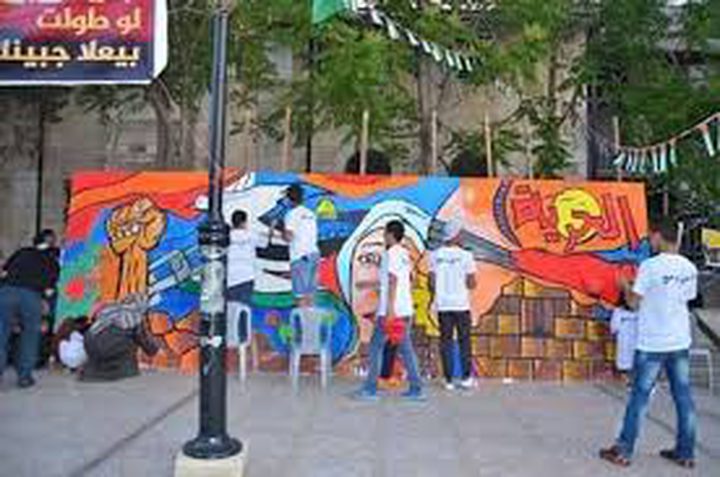 جدارية تضامية مع الأسرى في البيرة