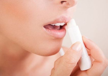 الصبار والسكر لترطيب الشفاه وتكبيرها