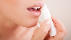 الصبار والسكر لترطيب الشفاه وتكبيرها