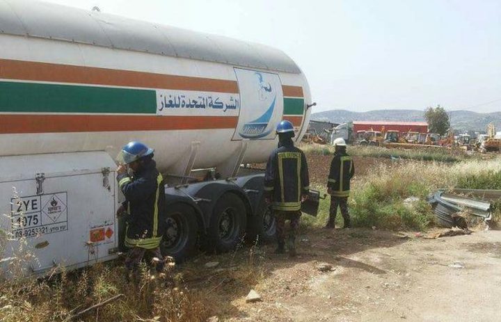 دفاع مدني جنين يؤمن حادث إنزلاق صهريج