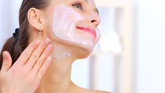 اللبن والخميرة لترطيب البشرة