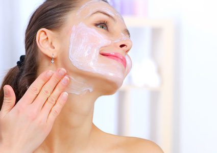 اللبن والخميرة لترطيب البشرة