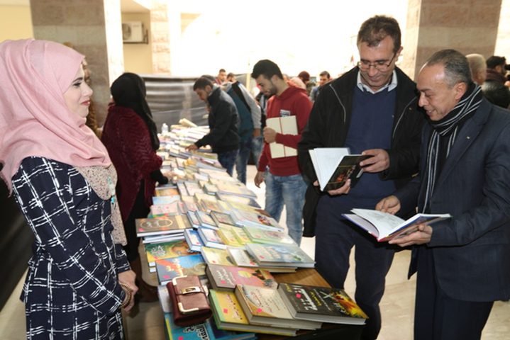 افتتاح معرض للكتاب بعنوان وطن يعيش فينا بطولكرم