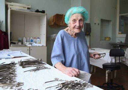 67 عاماً وأجرت أكثر من 10 الاف عملية جراحية