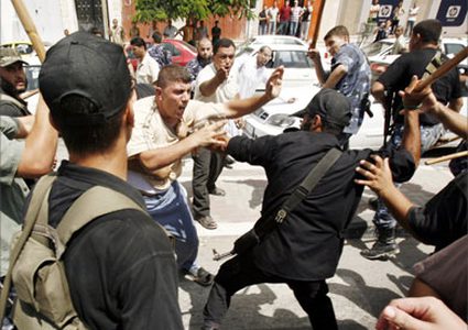 مليشيا حماس في غزة تهاجم مسيرة تضامنية مع الأسرى