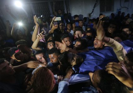 الاحتلال يسلم جثمان الشهيد الصياد بكر إلى ذويه