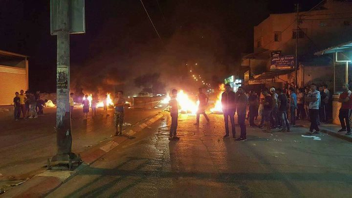 شبان يغلقون مدخل مخيم نور شمس تضامنًا مع الأسرى المضربين