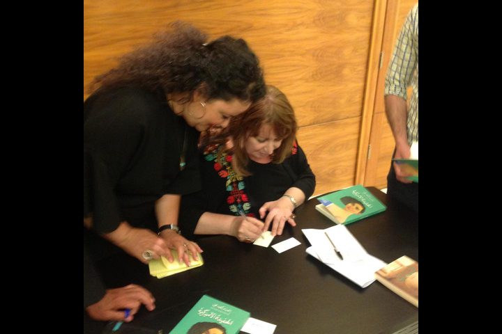 أول زيارة للروائية إنعام كجه جي لمتحف محمود درويش