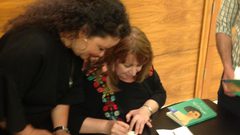 أول زيارة للروائية إنعام كجه جي لمتحف محمود درويش