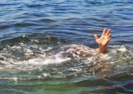 تماسيح تفترس قسيساً حاول المشي على الماء تقليداً للمسيح