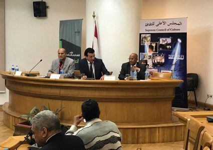 مطالب بإطلاق جائزة محكمة للنقد الأدبي