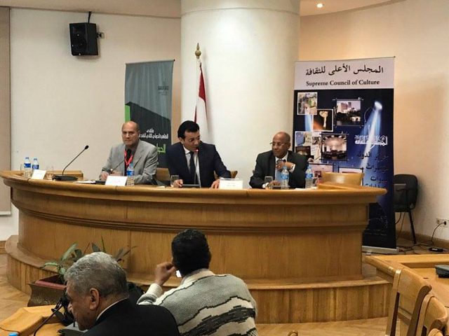مطالب بإطلاق جائزة محكمة للنقد الأدبي