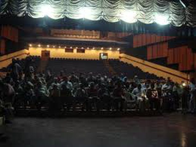 مسرحية سينما الكوميديا السوداء عبث السياسة