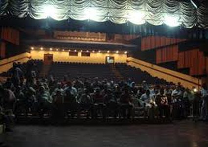 مسرحية سينما الكوميديا السوداء عبث السياسة