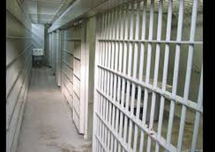 الاحتلال يواصل حرمان الأسرى من حقوقهم الأساسية